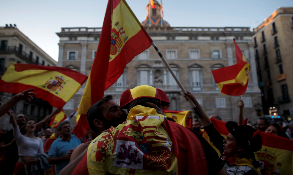 Manifestantes nacionalistas protestan contra la declaración de independencia de Cataluña