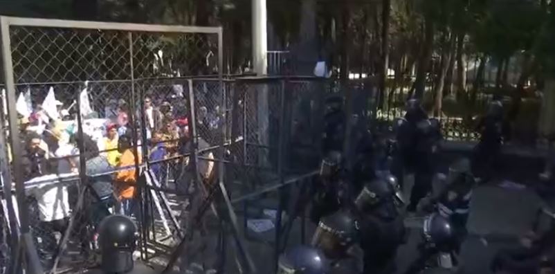Manifestantes y granaderos en Calzada Chivatito