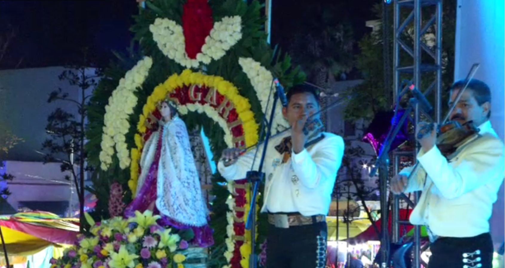 Mariachis cantan a Santa Cecilia, patrona de los músicos, en la CDMX