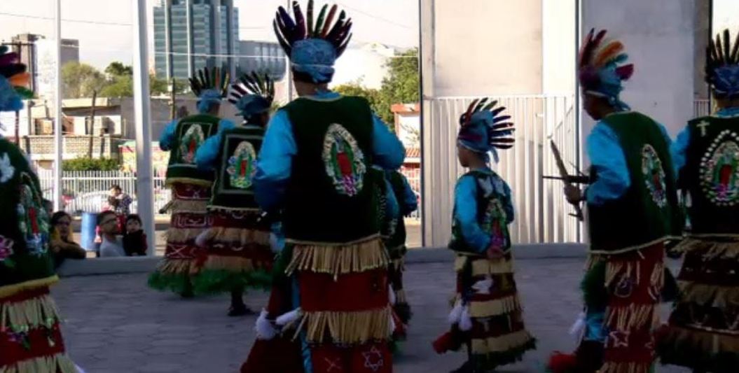 El grupo de matlachines, que viene de Cadereyta, Nuevo León, se alista para danzar y agradecer los favores a la virgen de Guadalupe. (Noticieros Televisa)