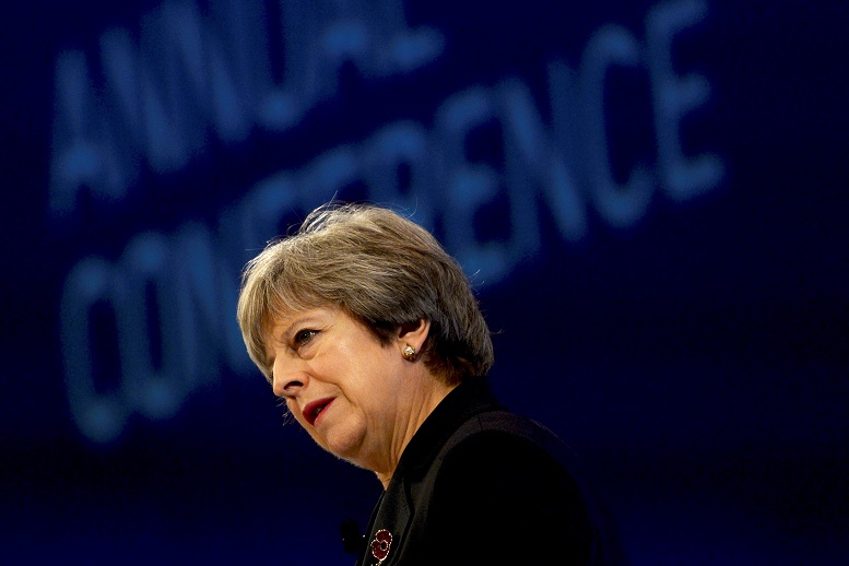 May se compromete a combatir acoso sexual en Parlamento británico