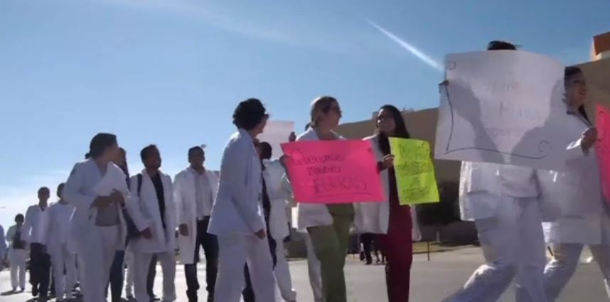 Estudiantes de medicina en Chihuahua marchan contra la inseguridad
