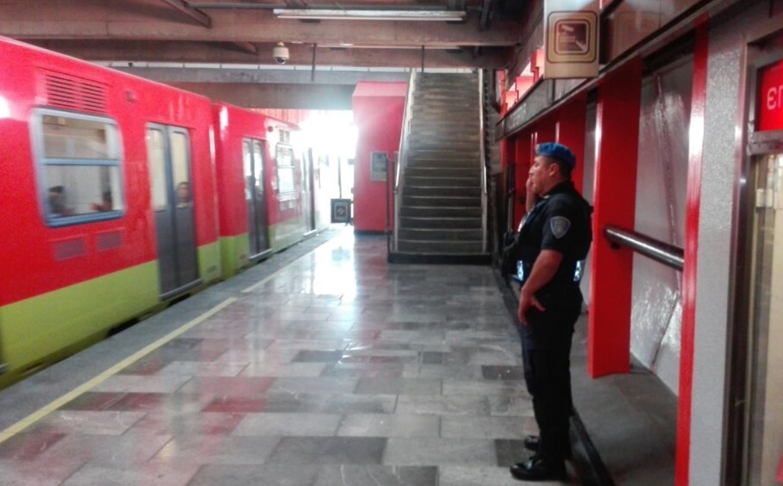 detienen mujer arrojar joven vias metro