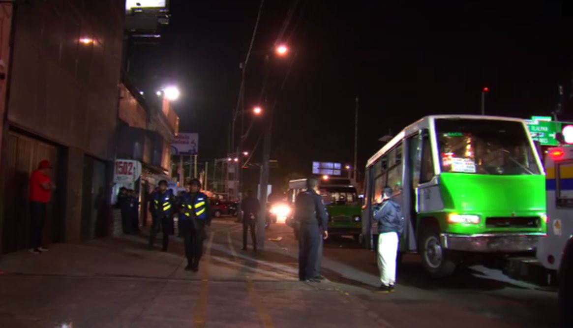 Microbús atropella a mujer policía en la CDMX