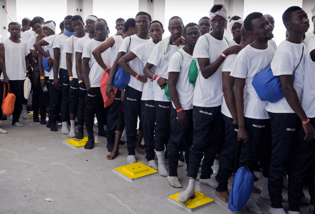 Miles de migrantes africanos llegan a las costas libias en su intento de alcanzar Europa