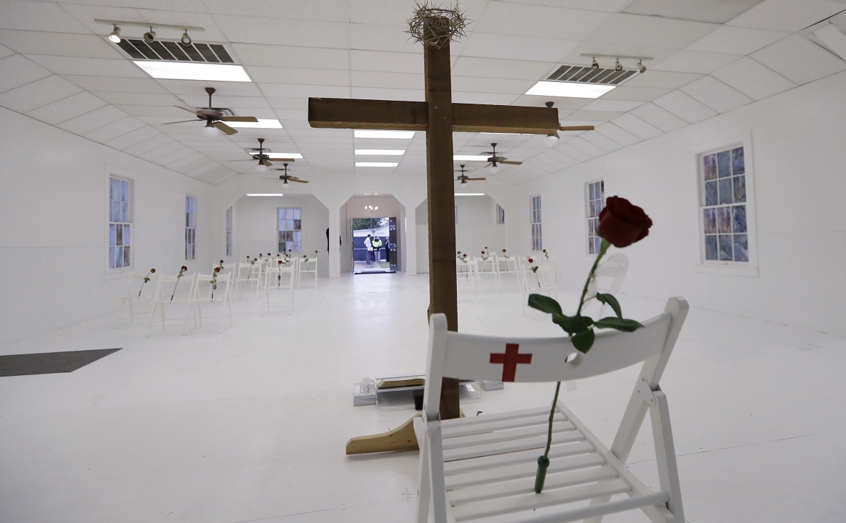 Transforman iglesia masacrada de Texas en monumento a víctimas