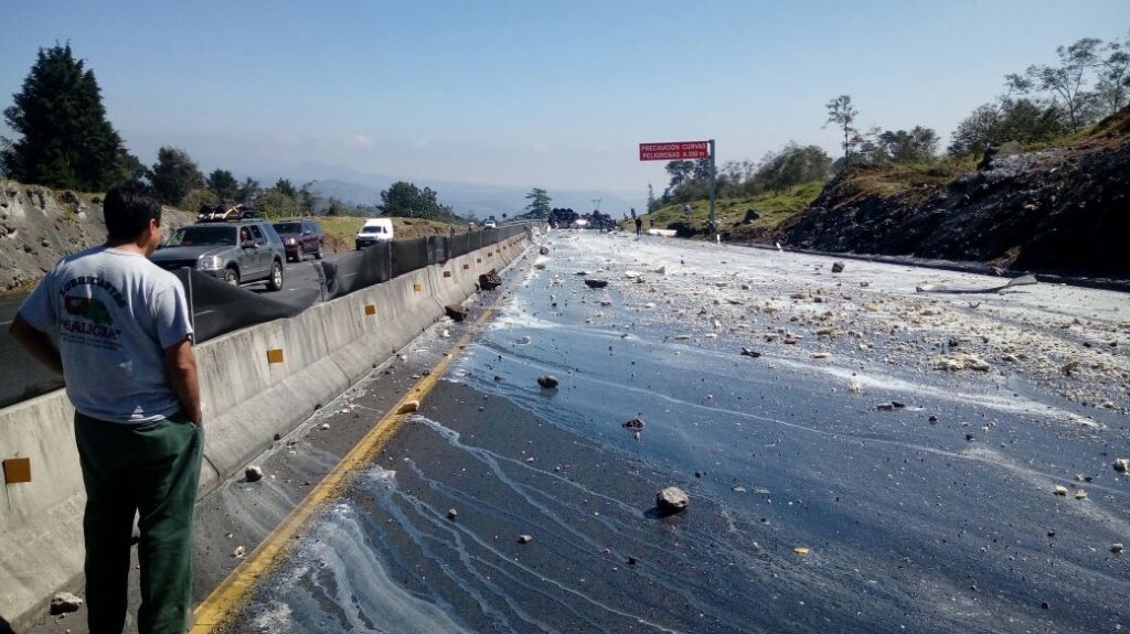 Muere conductor de tráiler tras volcar en la carretera Xalapa-Perote