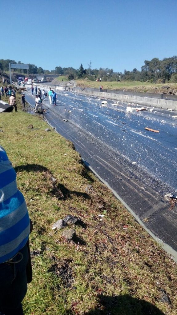 Muere conductor de tráiler tras volcar en la carretera Xalapa-Perote