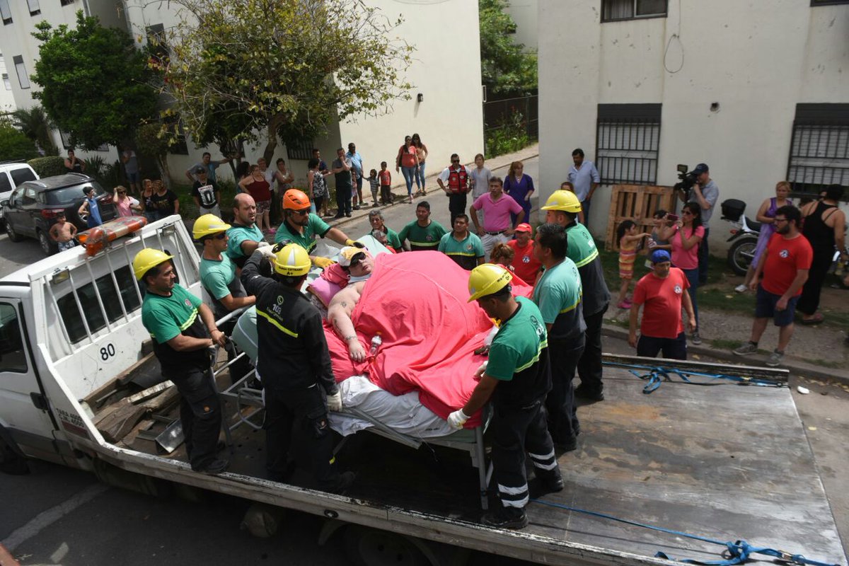 Derriban pared hospitalizar mujer 490 kilos Argentina