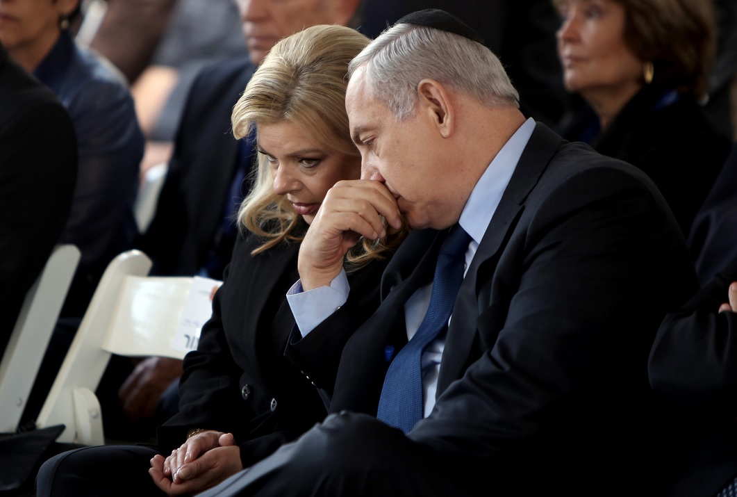 Millonario acusa a Netanyahu y su esposa de exigir puros y champaña