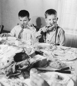 Niños en cena de Acción de Gracias en los 50