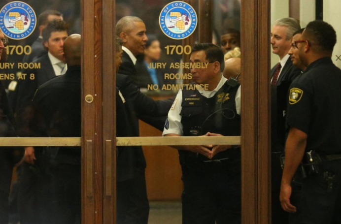 Obama roba reflectores en corte de Chicago al asistir como jurado