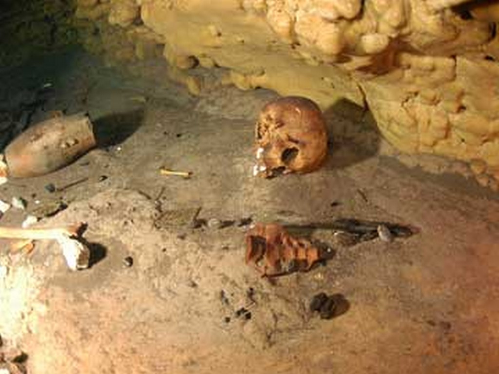 Hallan ofrenda mortuoria en cenote de Chichén Itzá en Yucatán