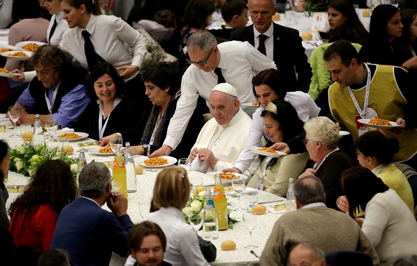 Papa Francisco invita a comer en el Vaticano a mil 500 pobres