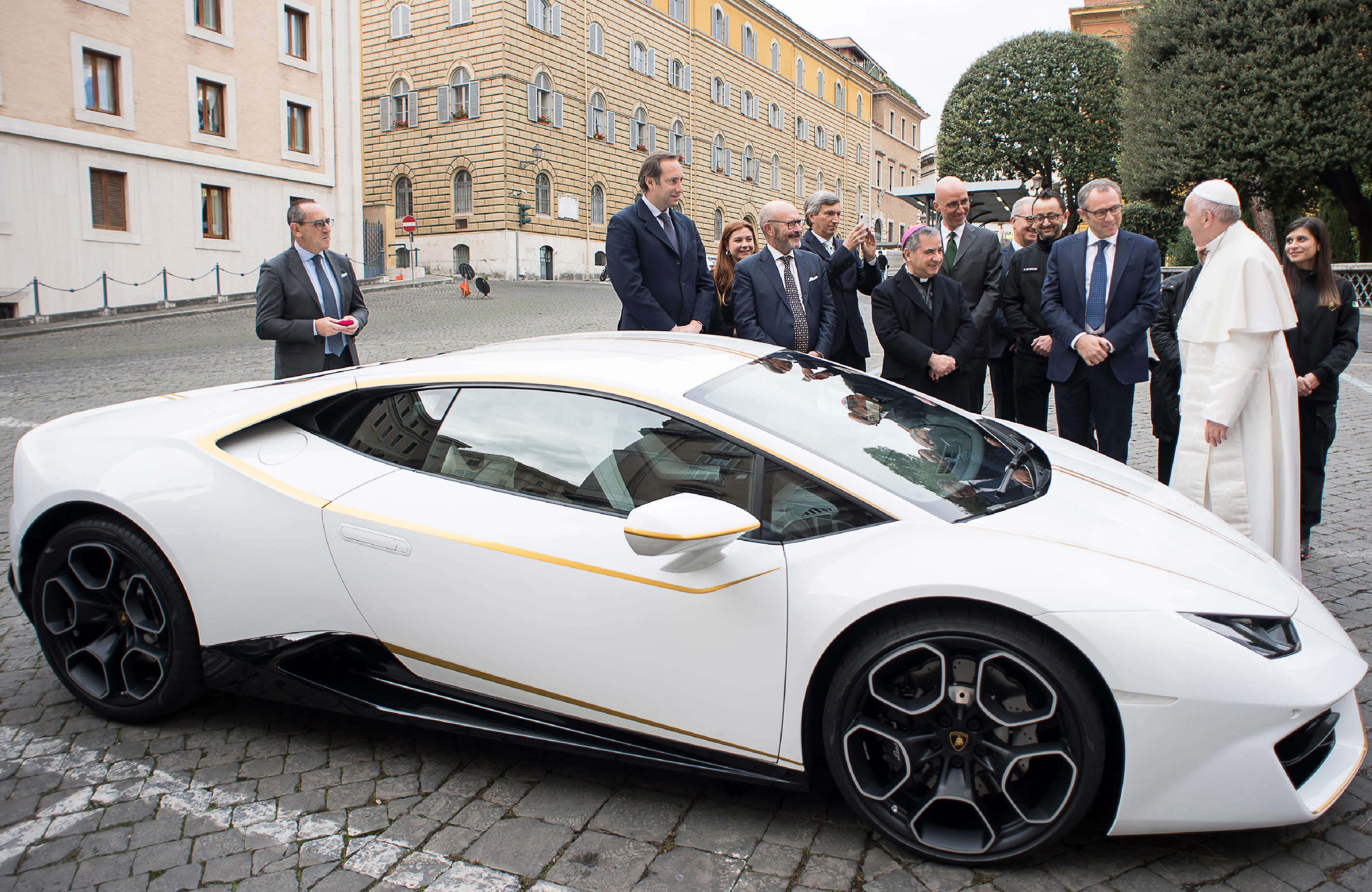 Papa Francisco de pie junto al Lamborghini edición especial que recibió como regalo 