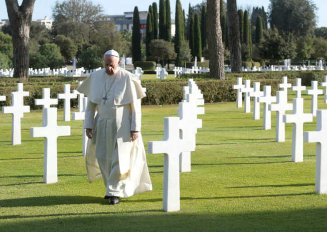 El papa Francisco visita panteón de Roma en Día de Muertos 