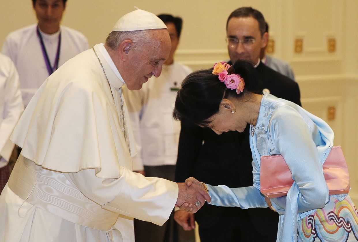 papa francisco se reune lider birmania aung san suu kyi