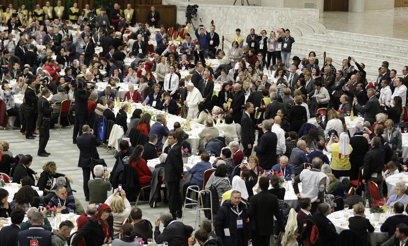 Papa invita a comer en el Vaticano a mil 500 pobres