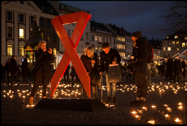 Personas en Copenhague durante una vigilia contra el sida