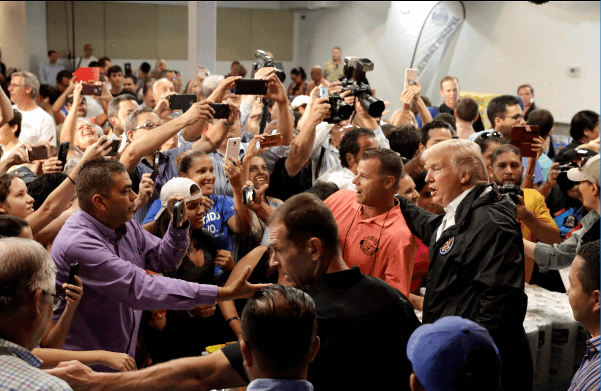 Personas rodean a Trump durante visita a Puerto Rico
