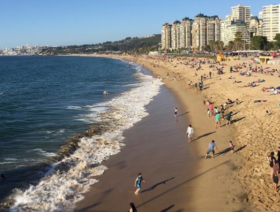 Lucen abarrotadas las playas de Acapulco en puente vacacional