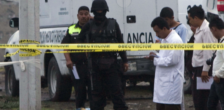 Policías del Edomex descubren varios cuerpos en un lote baldío