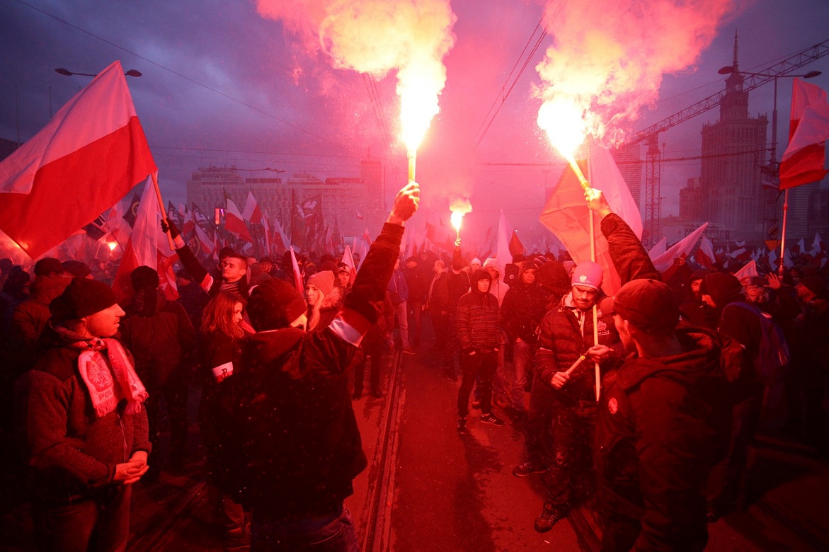 Marchan miles de supremacistas blancos durante celebración de independencia de Polonia