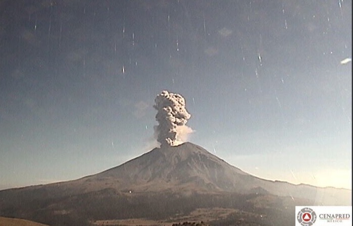 Volcán Popocatépetl lanza fumarola de tres mil metros de altura