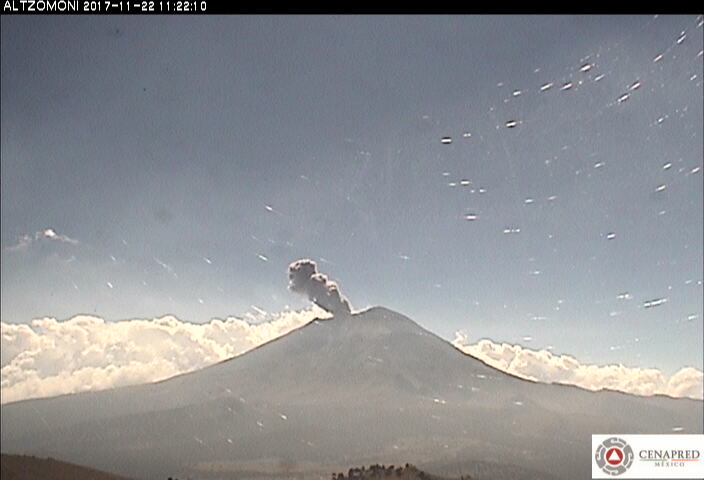 el volcan popocatepetl lanza explosion y exhalaciones