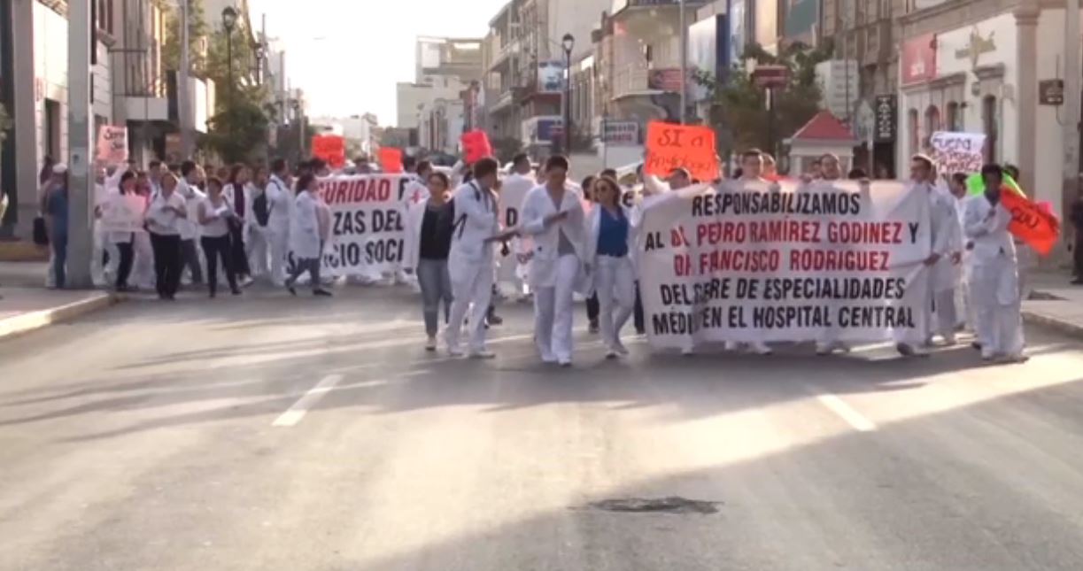 Pasantes de medicina protestan por inseguridad en Chihuahua