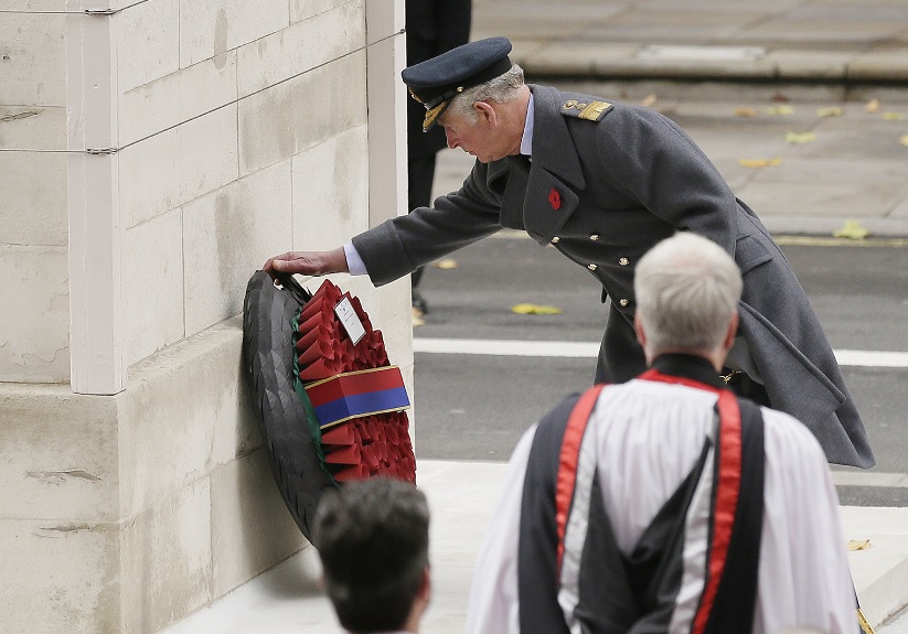 Príncipe Carlos sustituye a reina Isabel en homenaje a caídos en guerras