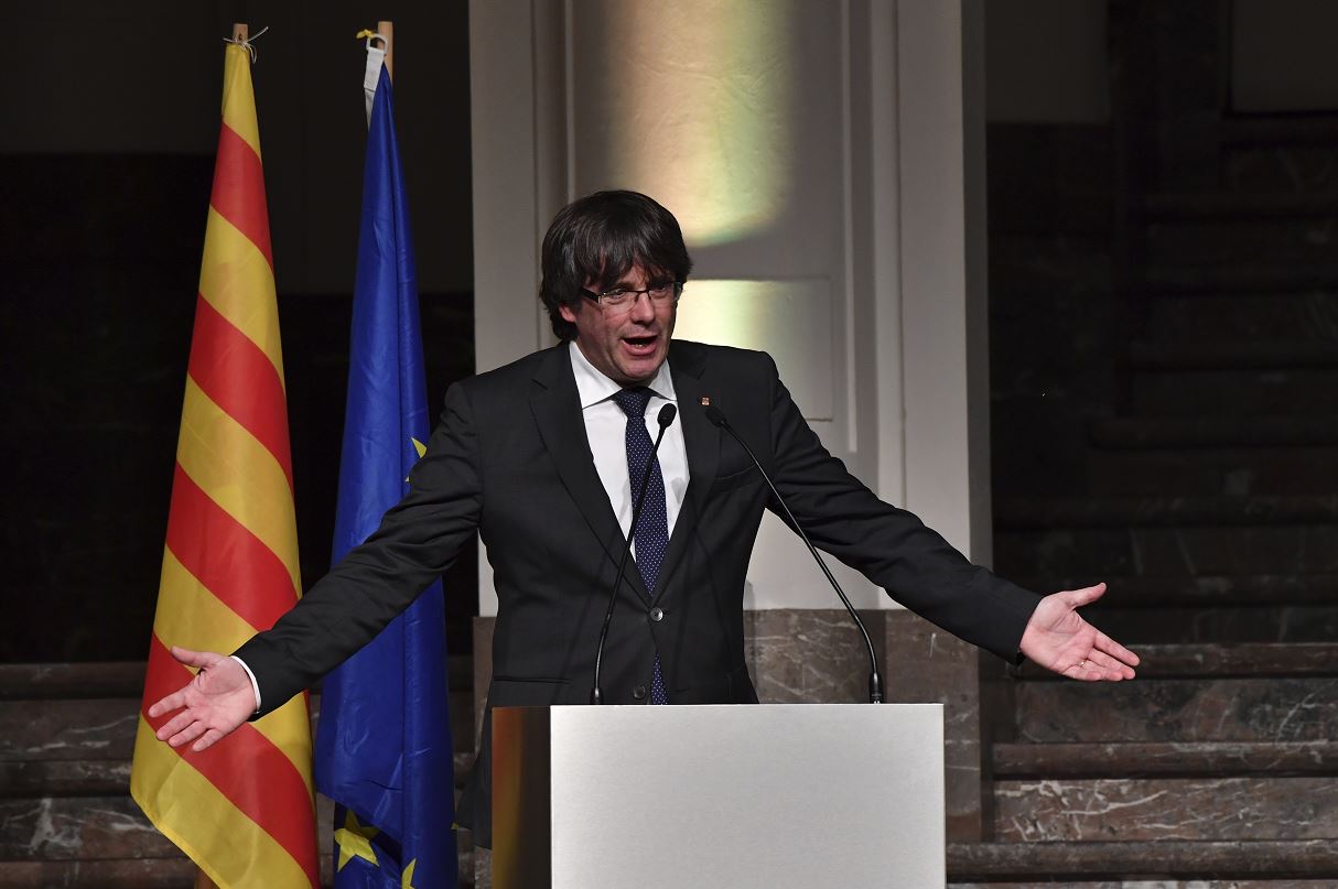 Puigdemont y Junqueras encabezan 2 de las 17 listas de comicios catalanes