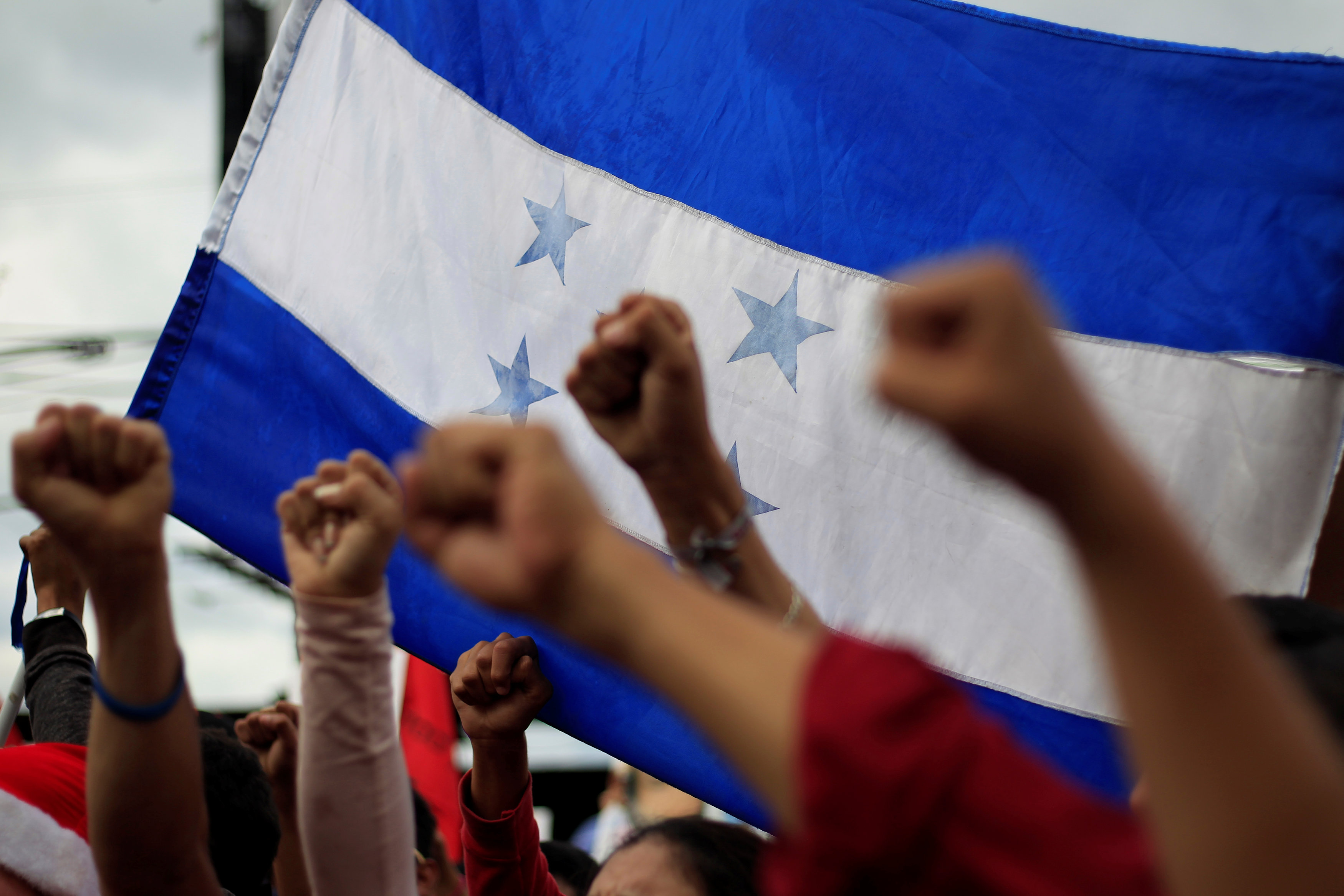 Miles protestan Honduras mientras avanza recuento electoral