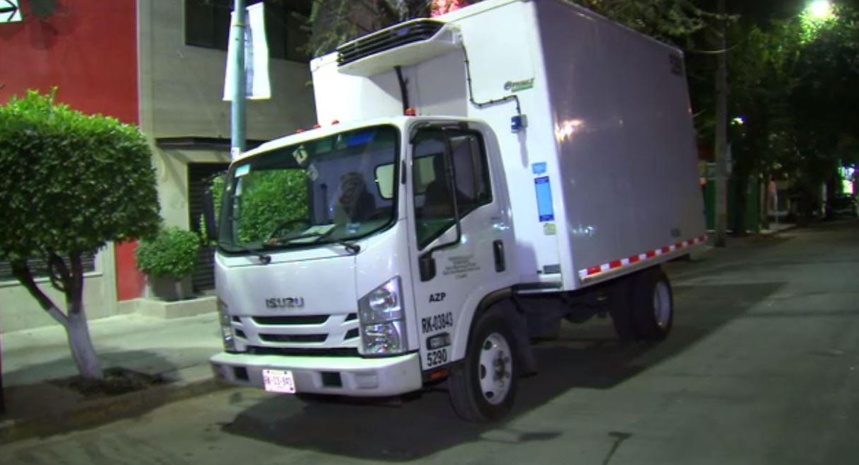 Un camión que transportaba abarrotes es recuperado en calles de la colonia Morelos, luego de que dos hombres lo robaran cerca de la Cámara de Diputados. (Noticieros Televisa)