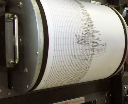 Registro de un sismógrafo en un rollo de papel