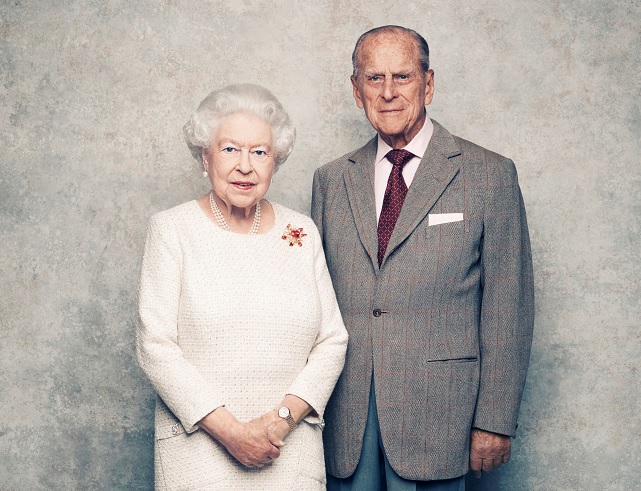Reina Isabel y duque de Edimburgo celebran 70 años de casados
