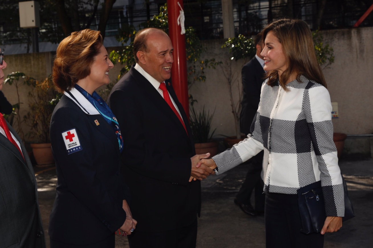 reina letizia visita la sede de la cruz roja mexicana