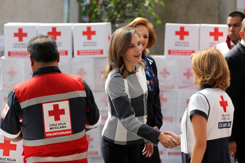 reina letizia visita la sede de la cruz roja mexicana
