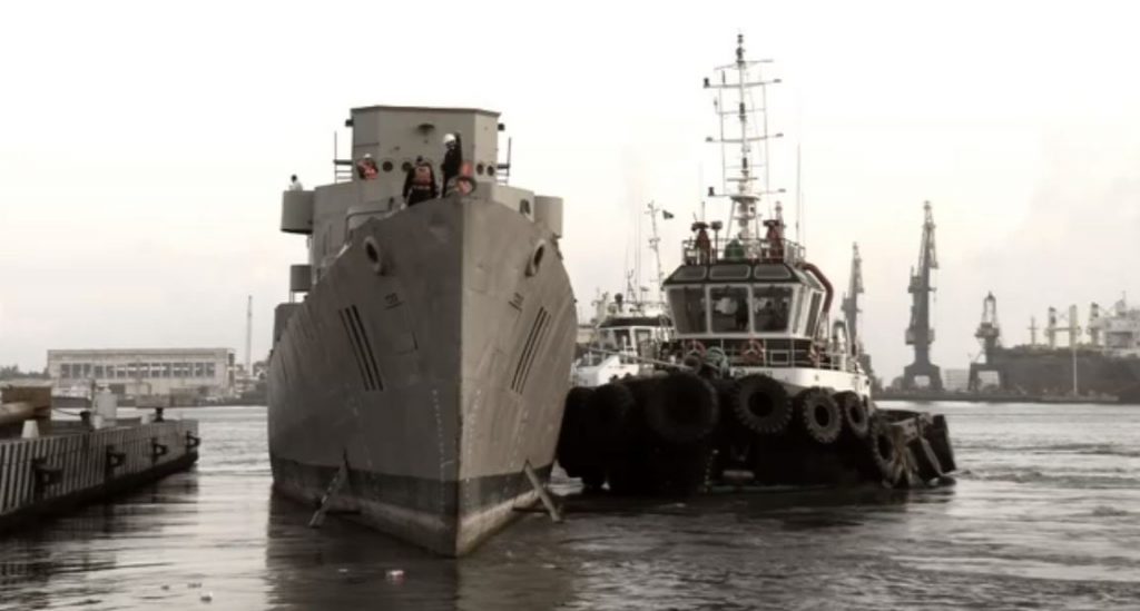 Remolcan al buque ‘Comodoro Manuel Azueta’ para hundirlo en Veracruz
