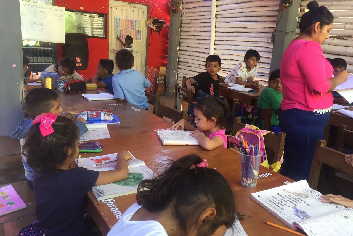 Restaurante bar se convierte en escuela por las mañanas en Juchitán