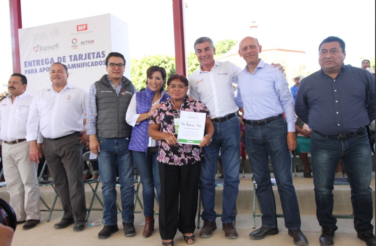 Rosario Robles entrega tarjetas para reconstrucción en Puebla