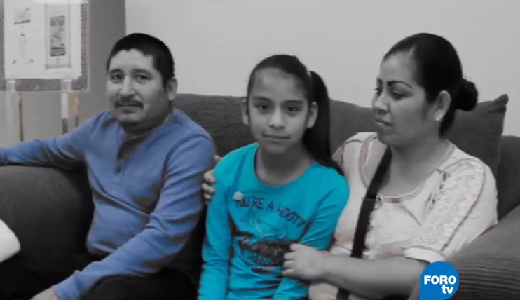 Rosita con sus papás luego de su cirugía de vesícula de emergencia