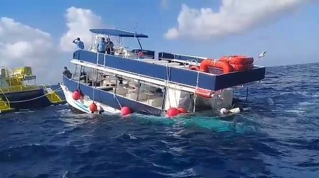 Naufraga catamarán con 95 personas a bordo en Cozumel