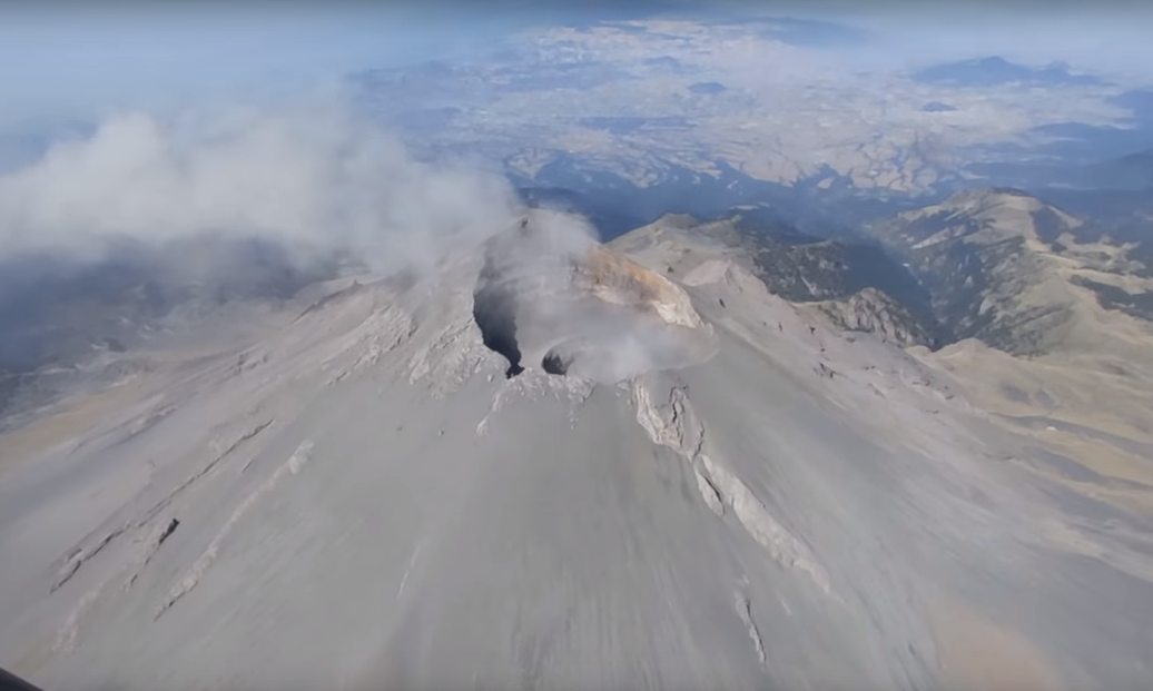 Especialistas del Cenapred sobrevuelan el cráter del Popocatépetl