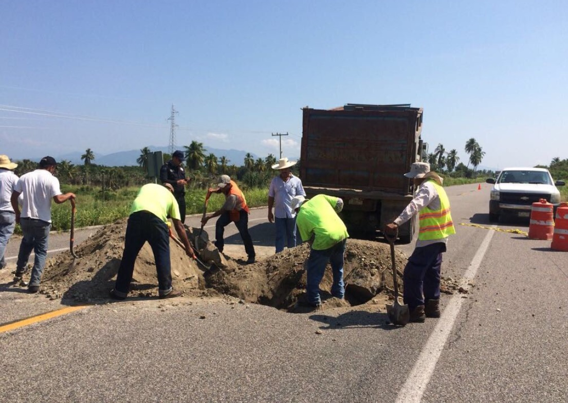 reparan hundimiento carretera acapulco zihuatanejo