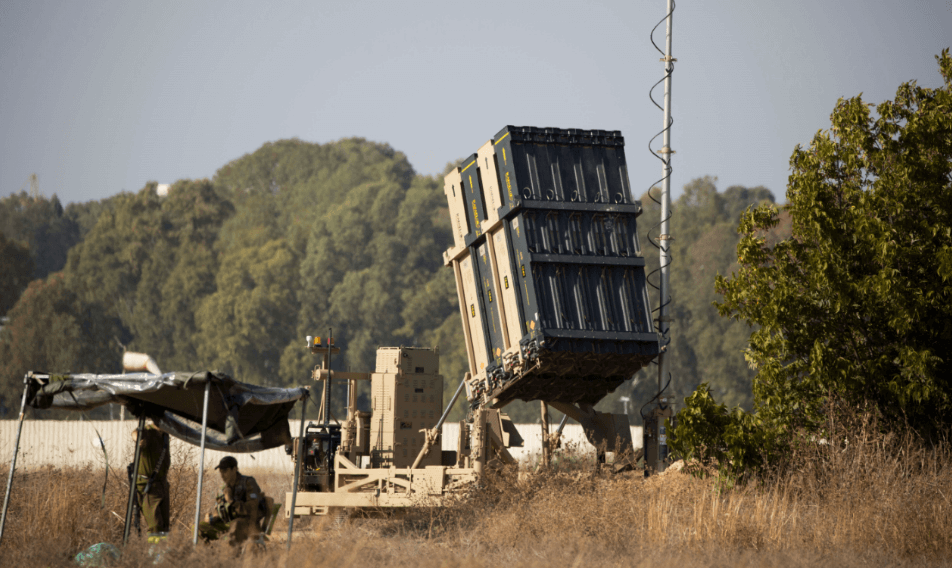Soldados de Israel vigilan instalaciones del escudo aéreo