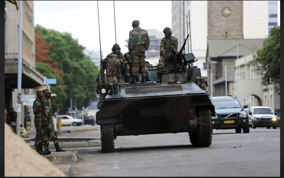 Soldados de Zimbabue patrullan las calles de Harare