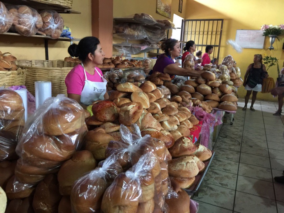 comerciantes visitan el tianguis de tlacolula en oaxaca