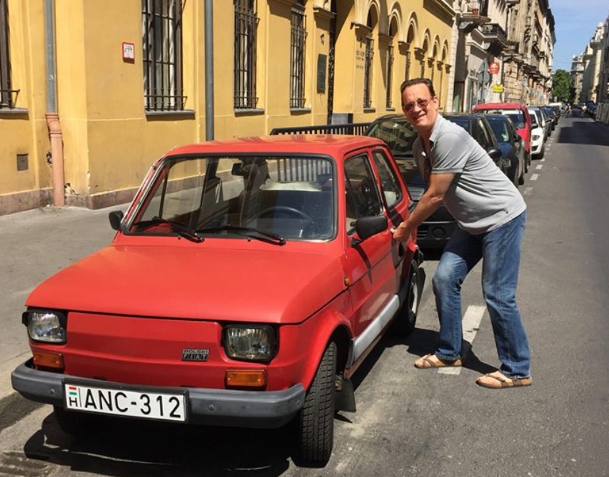 Ciudad polaca regala a Tom Hanks un automóvil de 1974