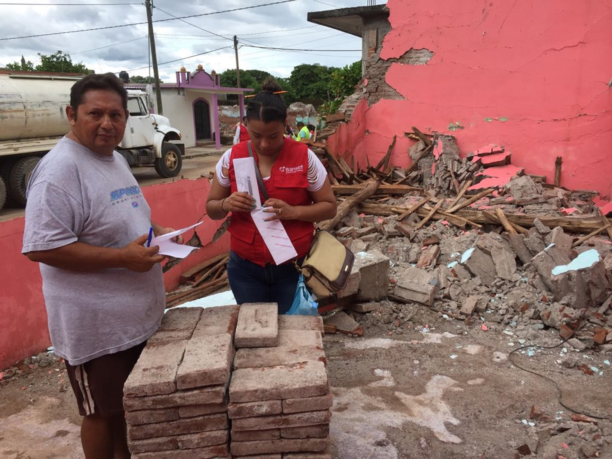 Entregan tarjetas electrónicas a afectados de Chiapas y Oaxaca